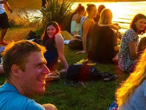 Menschen versammelt im Freien, Gemeinschaft im Sonnenlicht.